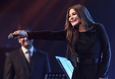 إليسا تنتهي من تسجيل «بنحب الحياة»