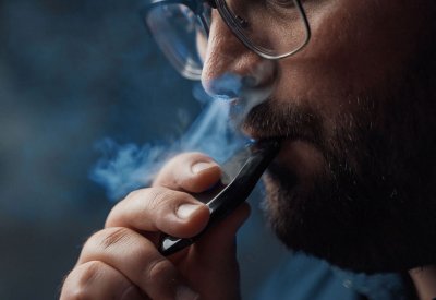 5 سنوات لموظف وصاحب محل "Vape" مررا نكهات شيش بدون ضريبة