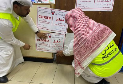 بالصور.. "التجارة" تغلق 3 صيدليات لقيامها بإخفاء الكمامات والتلاعب بأسعارها