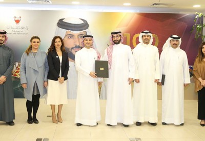 «الشباب والرياضة» و« ستاندرد تشارترد » يوقعان اتفاقية إنشاء ملاعب ضمن مبادرة 100 ملعب