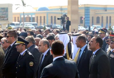 سفير البحرين لدى مصر يشارك في الجنازة العسكرية للرئيس الأسبق محمد حسني مبارك