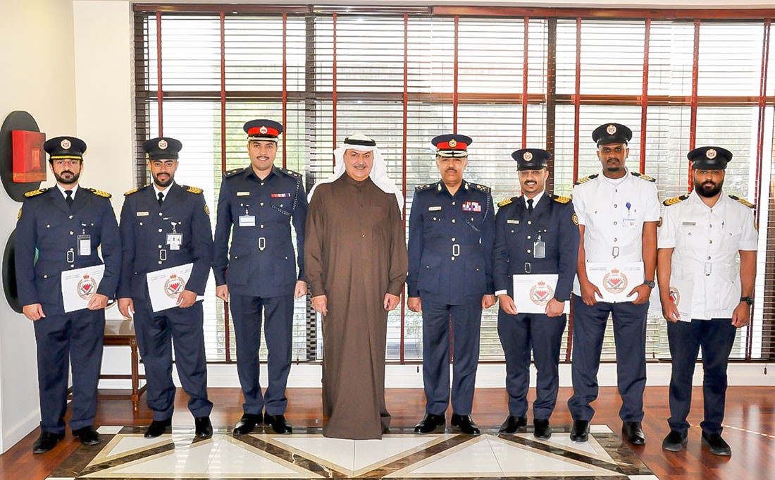 وكيل وزارة الداخلية لشئون الجنسية والجوازات والإقامة يكرم مجموعة من الموظفين