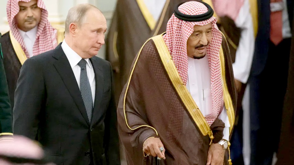 خادم الحرمين الشريفين يبحث هاتفيا مع بوتين استقرار سوق النفط