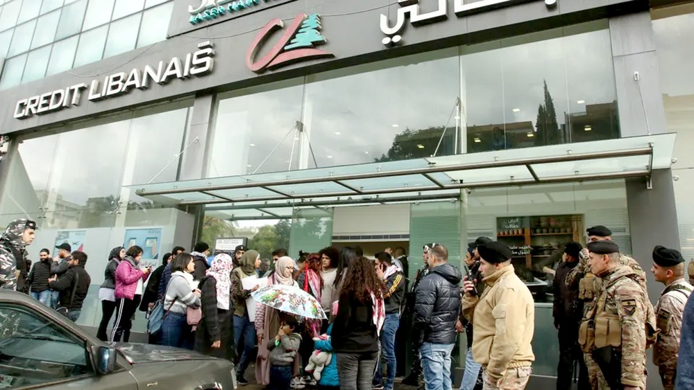 أسوأ أزمة اقتصادية مرّ بها لبنان.. وداعاً للدولار!