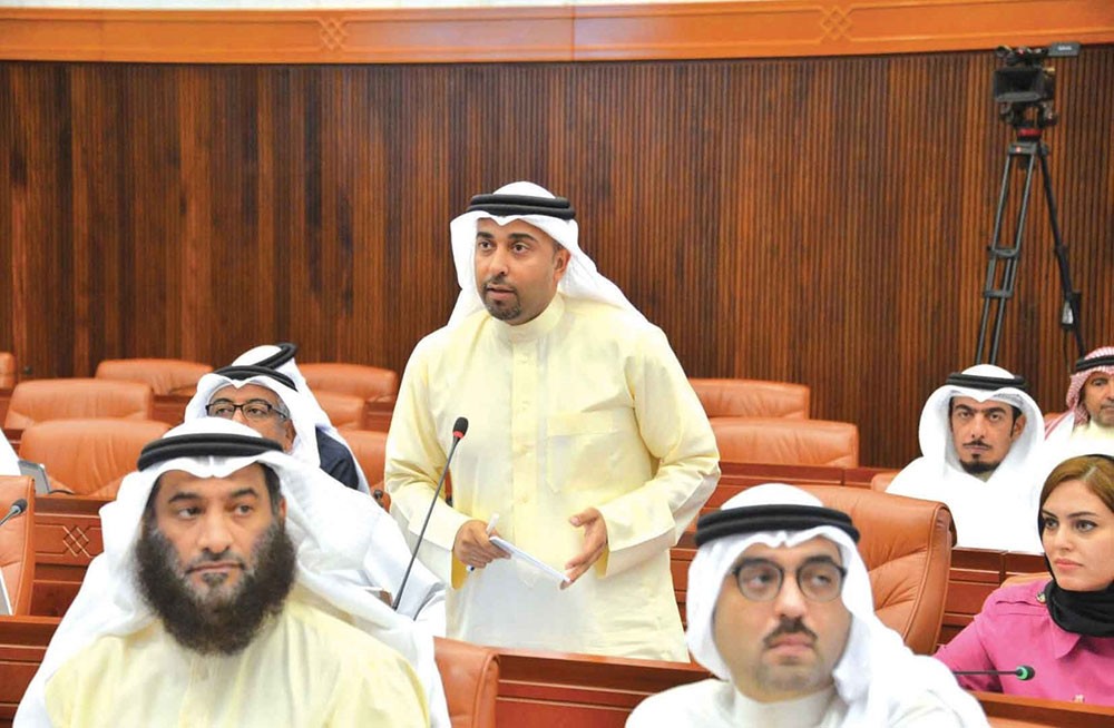 العباسي: مسئولين يحصلون على علاوات عالية بـ"شخطة قلم"