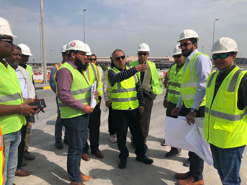 وزير الأشغال يتفقد مراحل العمل الأخيرة من مشروع تطوير مدخل المطار