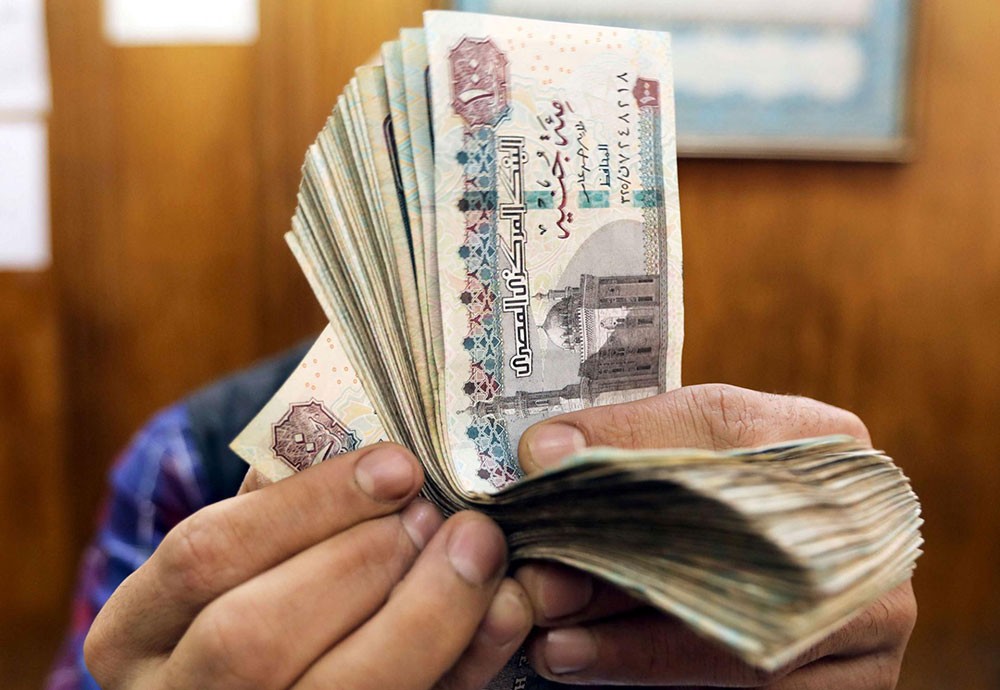 الدولار يضع الجنيه المصري في مأزق صعب.. البداية 2021