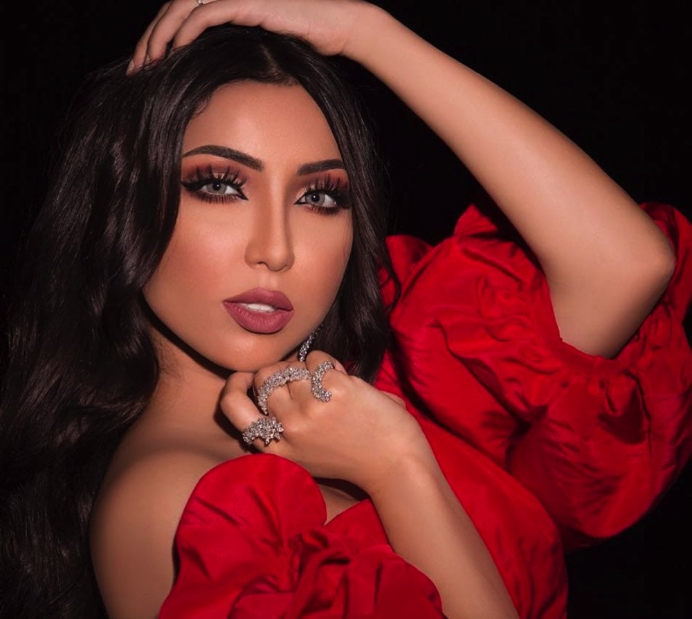 دنيا بطمة تتبرئ من حساب يحمل اسمها وتهدد مُسيّره