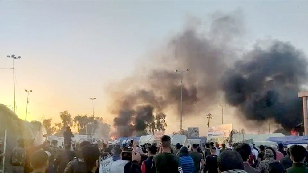 أنصار مقتدى الصدر يهاجمون المتظاهرين في النجف