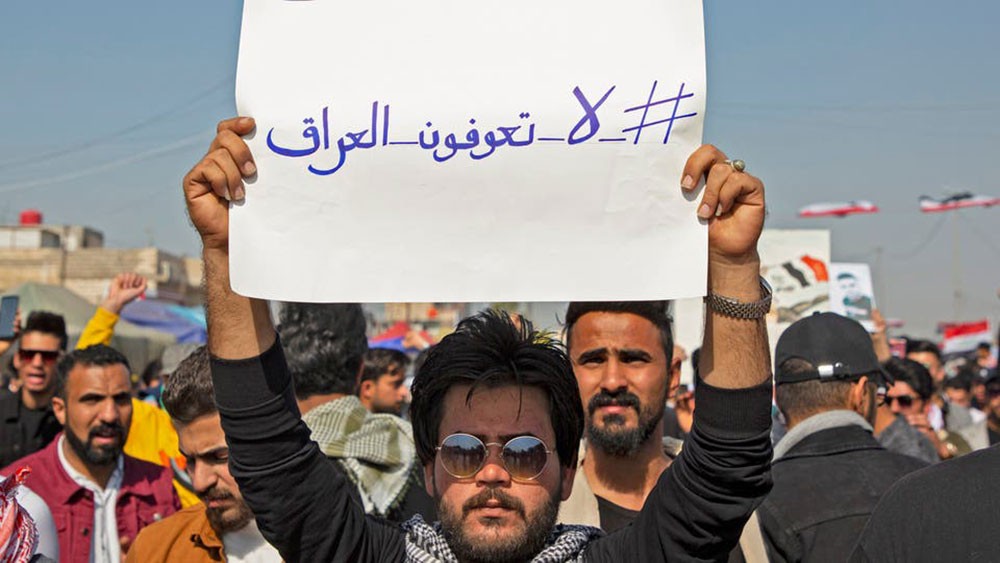 طلاب العراق بالساحات مجدداً.. وهتاف ضد الصدر و"الجارة"