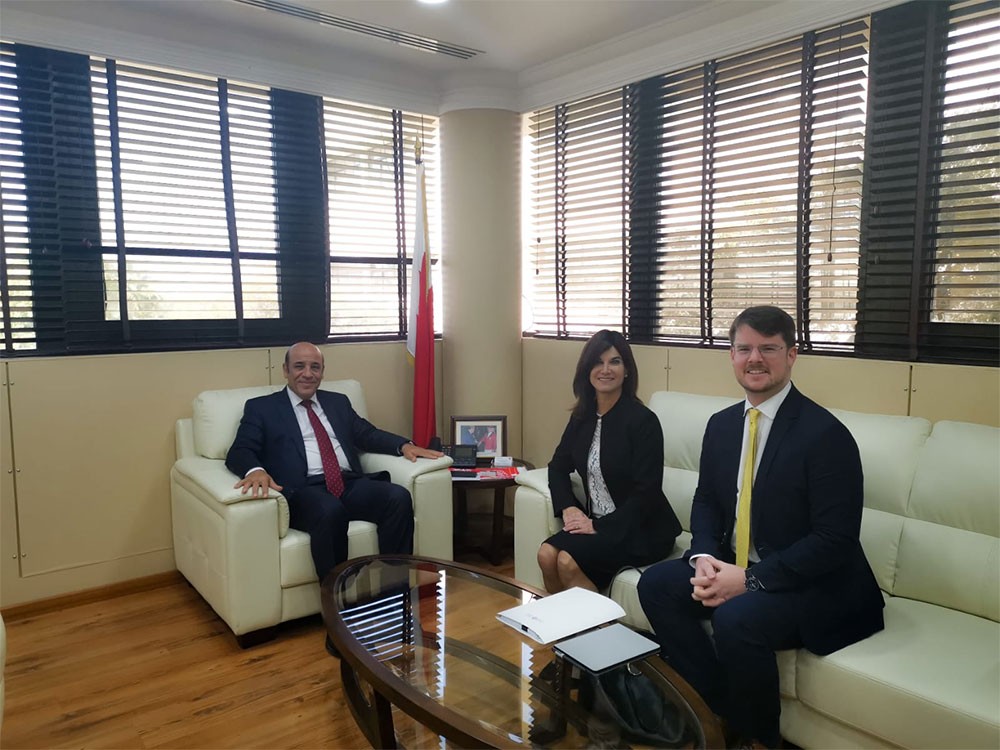 الأمين العام للتعليم العالي يطلع على خطط وبرامج الجامعة الامريكية 