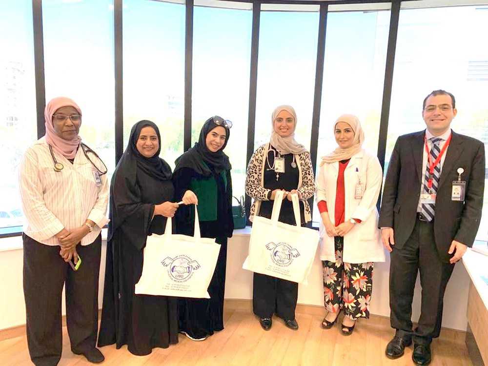 الخيرية الملكية تسلم مضخات الأنسولين إلى مستشفى الملك حمد ومستشفى السلمانية