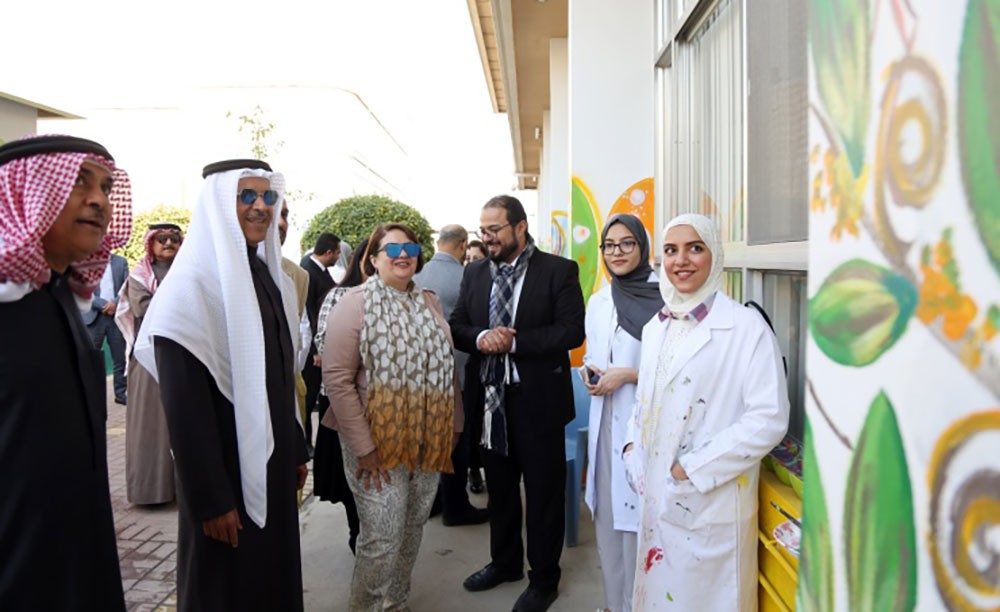 محافظ العاصمة يطلع خبراء الصحة العالمية على مبادرة (ألوان، شفاء، سعادة)