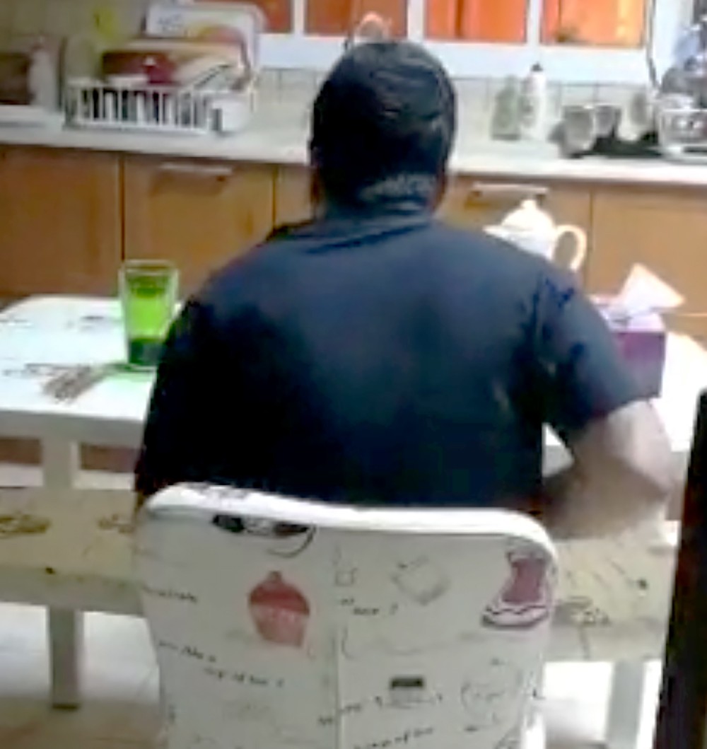 شاب بحريني يضرب رأسه بالجدار متألمًا ووالدته: قلبي يحترق!