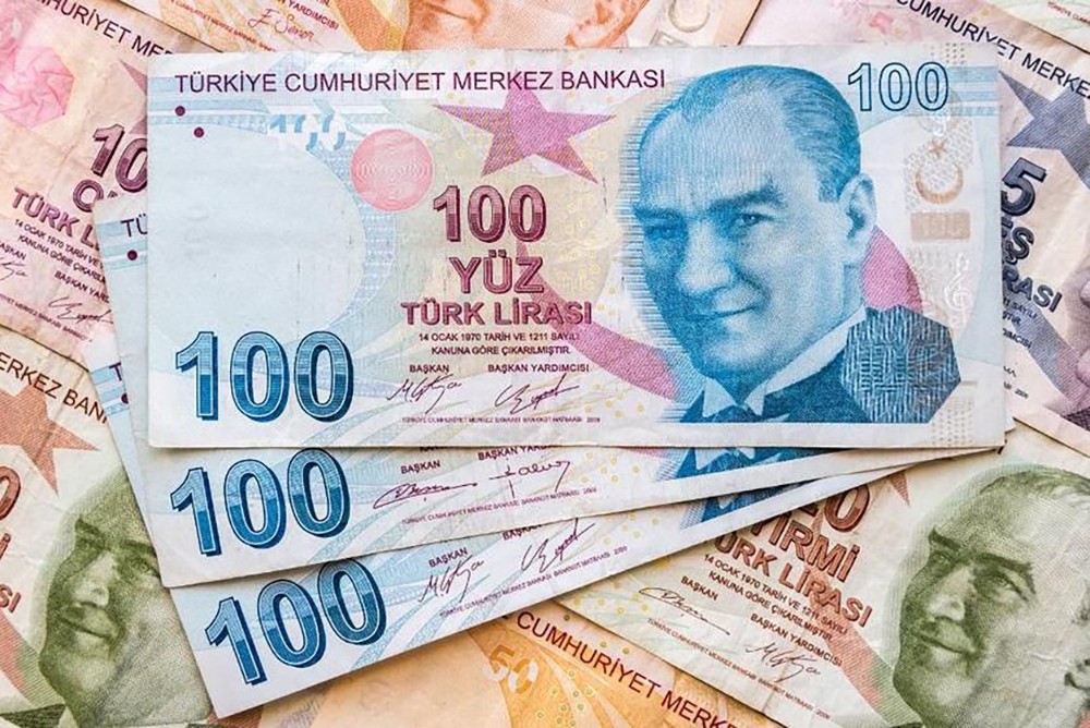 الليرة التركية تنتعش عقب هبوط حاد بفضل تدخل تنظيمي