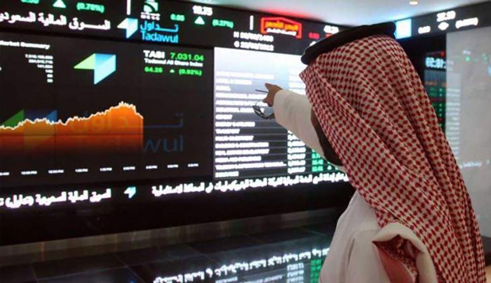 سوق السعودية يتجاوز هبوط سهم أرامكو 1.3%.. 3 عوامل مؤثرة