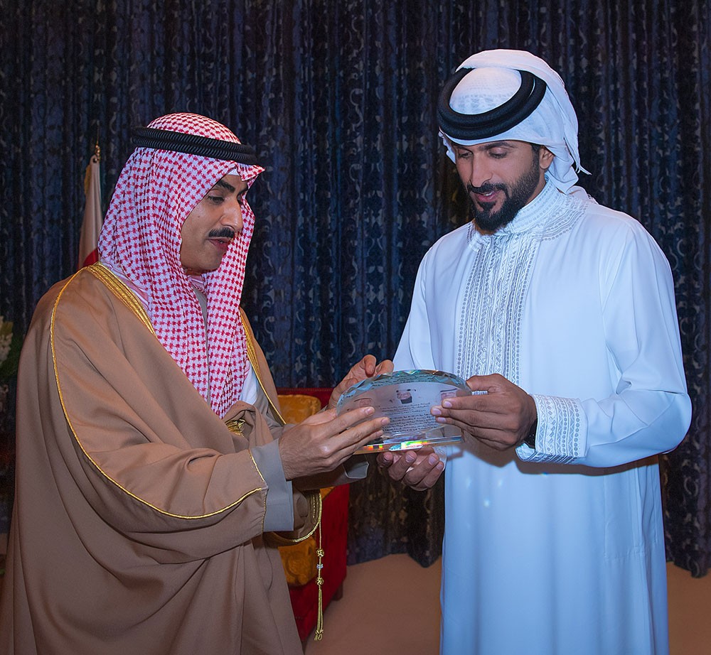 ناصر بن حمد يستقبل السفير الكويتي ويؤكد متانة العلاقات الأخوية