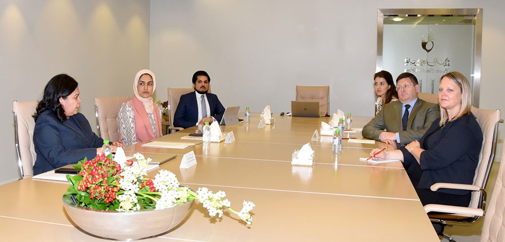 السفير البريطاني يطلع على جهود البحرين في مجال تقدم المرأة