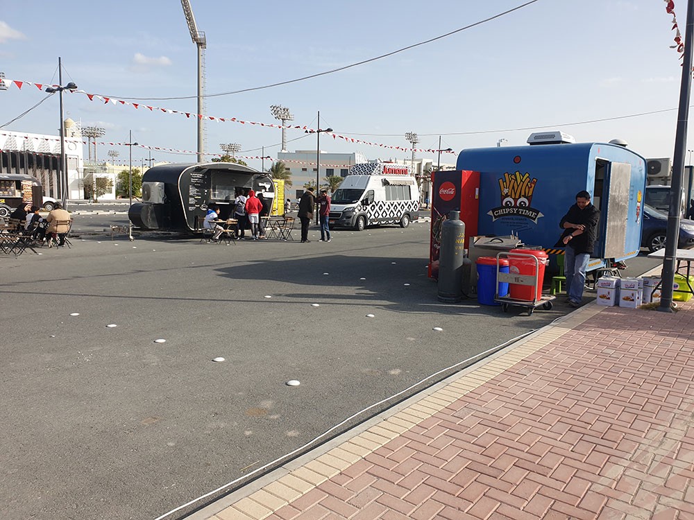 رواج كبير لمركبات الطعام المتنقلة في اليوم الرياضي