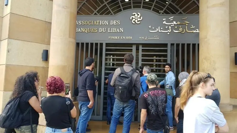 مصارف لبنان تحذر.. وتطلب مساعدة النقد الدولي