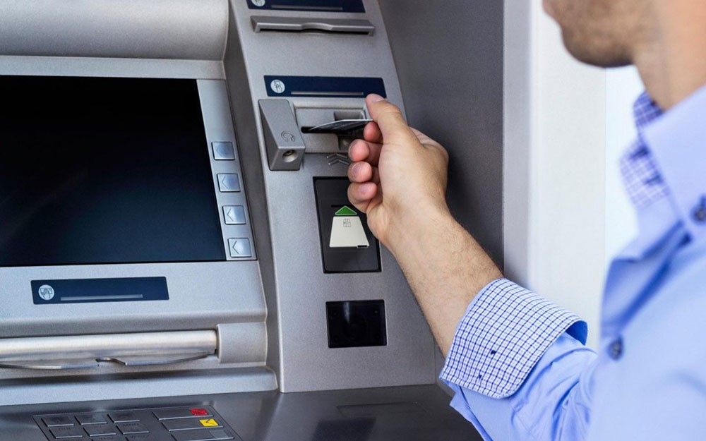 دنانير الدعوم الحكومية تدفئ البحرينيين من برد سعد الذابح.. وتعتقهم من الملابس الثقيلة! 