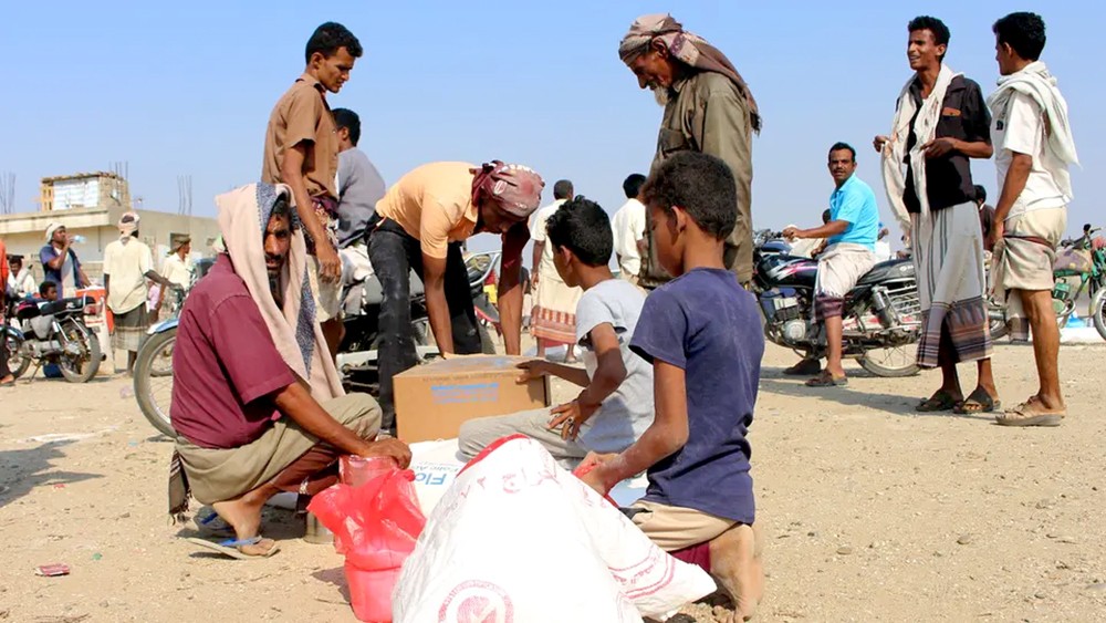 قوت اليمنيين تحت عبث الحوثي.. بحث دولي لأزمة المساعدات