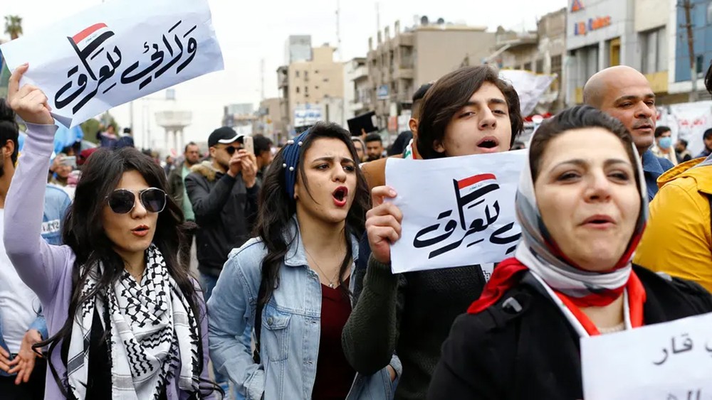 ضد الفساد وتكليف علاوي.. عراقيات في ساحة التحرير