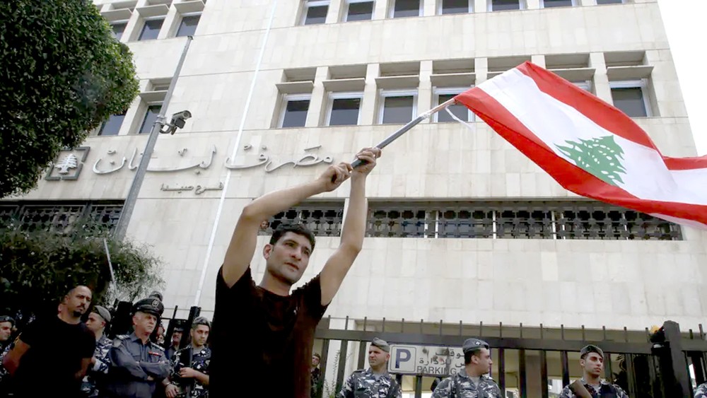 لبنان.. خفض حاد للفائدة على الودائع مع الاستعداد لإعادة هيكلة الديون