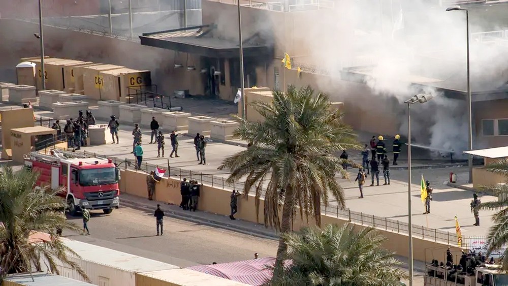 بغداد.. صواريخ بمحيط السفارة الأميركية وضرب مقر للحشد