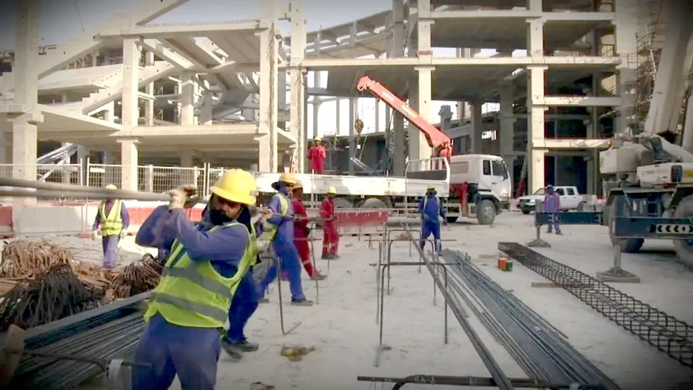 هيومن رايتس: قطر تتأخر بسداد أجور العمال الوافدين