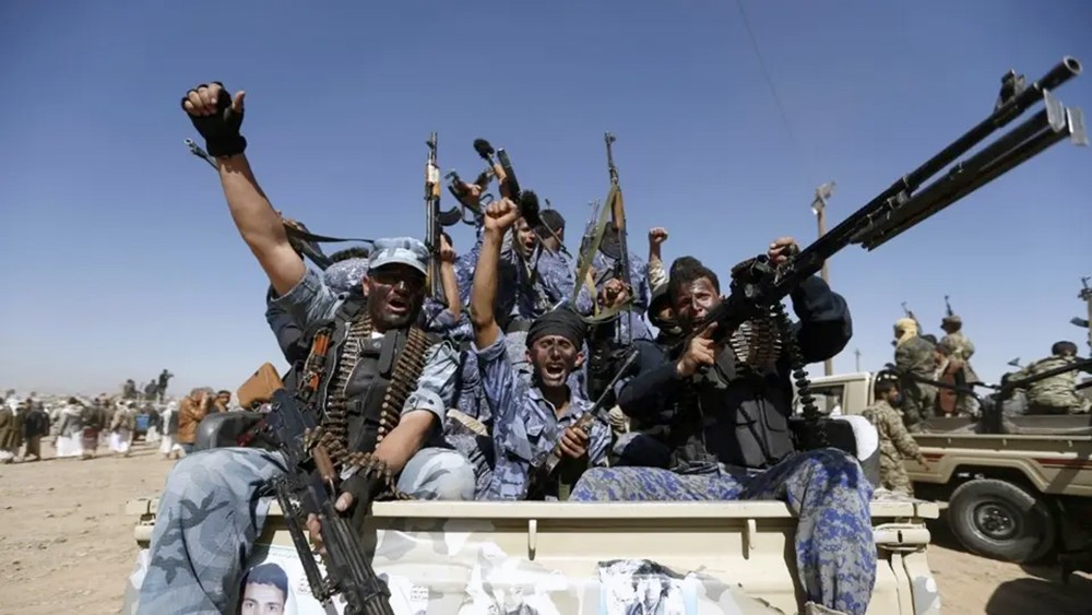 اليمن.. مقتل 21 بينهم حارسان شخصيان لزعيم الحوثيين