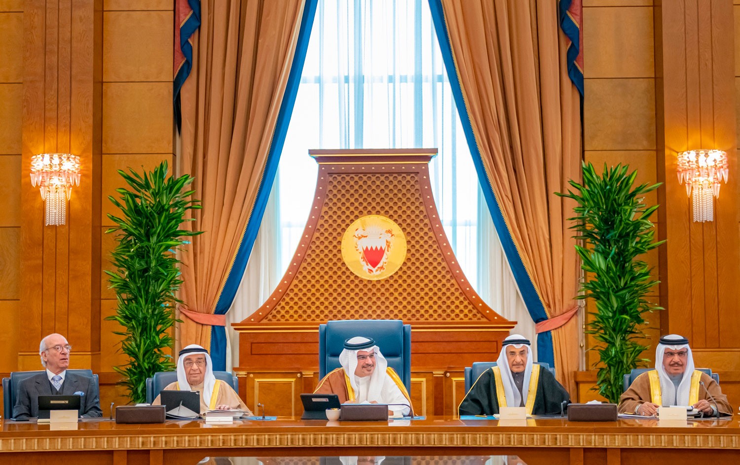 مجلس الوزراء يعادل شهادات خريجي الطب من الصين