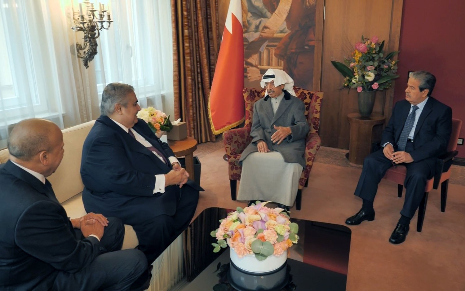 سمو رئيس الوزراء يستقبل الشيخ خالد بن احمد والدكتور عبداللطيف الزياني 