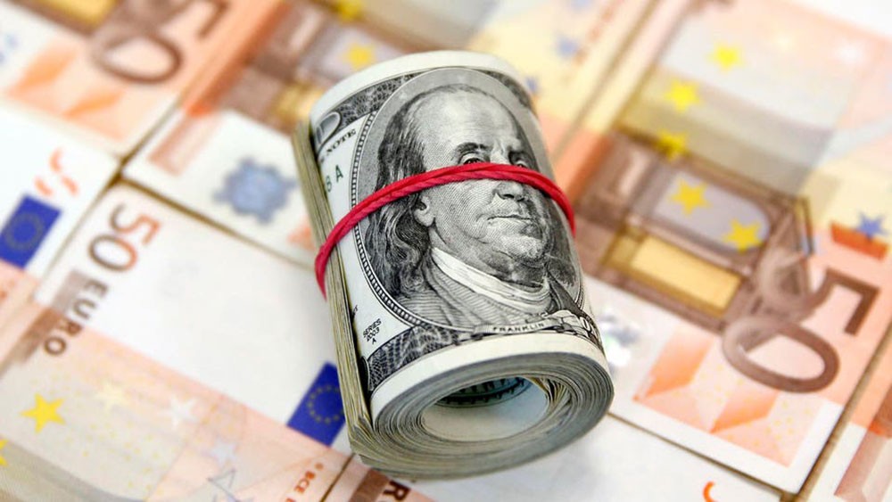 عملات مستفيدة من مخاطر الأسواق.. بكم صعدت؟