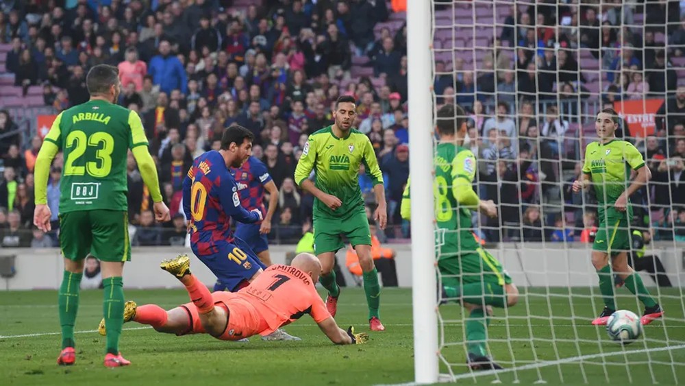 برشلونة يحذّر نابولي والريال بخماسية في مرمى إيبار