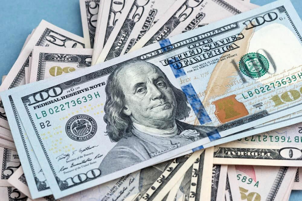 المستثمرون يشترون الدولار مع تفشي كورونا