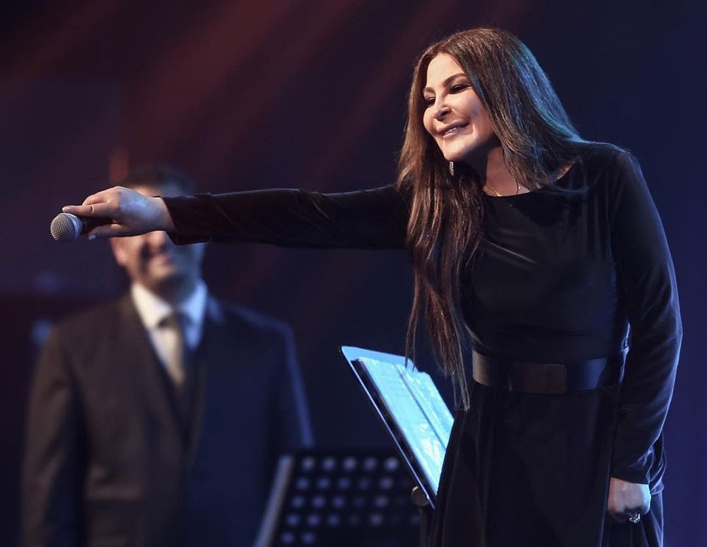 إليسا تنتهي من تسجيل «بنحب الحياة»