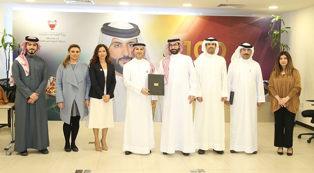 «الشباب والرياضة» و« ستاندرد تشارترد » يوقعان اتفاقية إنشاء ملاعب ضمن مبادرة 100 ملعب