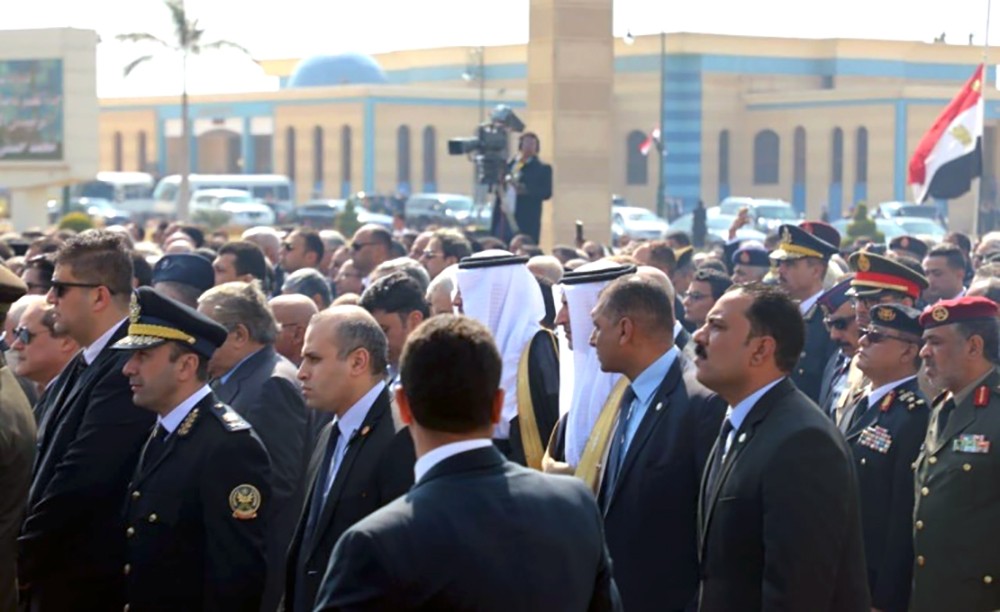 سفير البحرين لدى مصر يشارك في الجنازة العسكرية للرئيس الأسبق محمد حسني مبارك