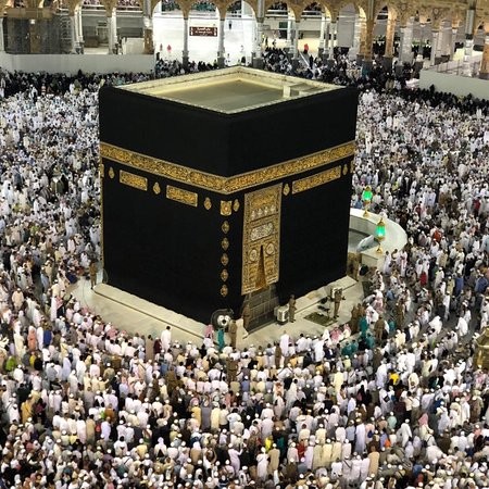 السعودية تعلق دخول الخليجيين إلى مكة المكرمة والمدينة المنورة