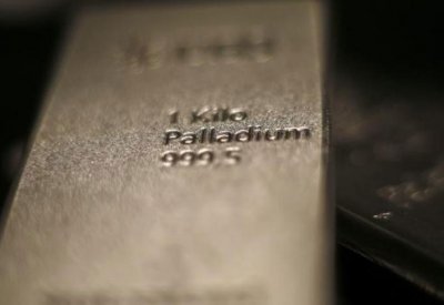 البلاديوم يهوي 13% والذهب 4.6% مع انضمام المعادن النفيسة لموجة خسائر الفيروس