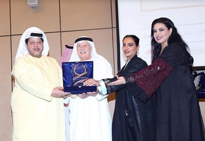 تكريم الشيخة مروة آل خليفة  لانجازاتها في حماية الحيوان والبيئة
