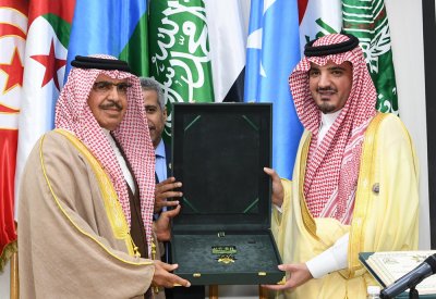 معالي وزير الداخلية يهدي إلى جلالة الملك وسام الأمير نايف للأمن العربي 