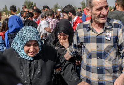  أتراك غاضبون ينقضون على محال سوريين في تركيا