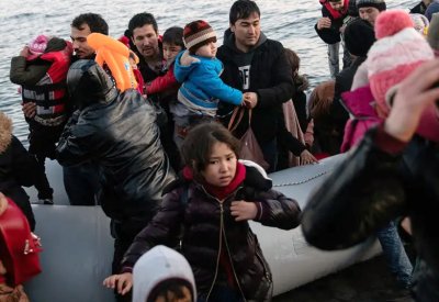 غرق طفل بالبحر.. مأساة لاجئين فتح لهم أردوغان حدود أوروبا