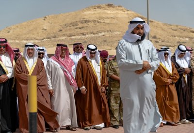سمو ولي العهد يؤدي صلاة الجنازة على جثمان سمو الشيخ أحمد بن محمد رحمه الله