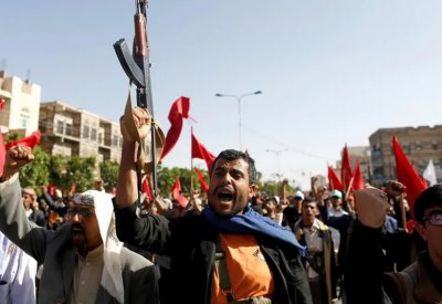 " الحوثي " تستهدف شاحنة مساعدات إنسانية بالحديدة