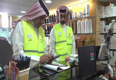 التجارة تواصل حملاتها التفتيشية وتغلق المحال التجارية المخالفة لقرارات بيع الكمامات الطبية