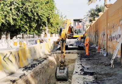  "الأشغال" تواصل أعمال مشروع تطوير شبكة الصرف الصحي على شارع النخيل