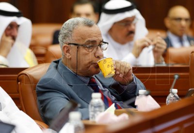 بالصور: قناني "جل" التعقيم وأكواب ورقية بدلا من الزجاجية بجلسة الشورى